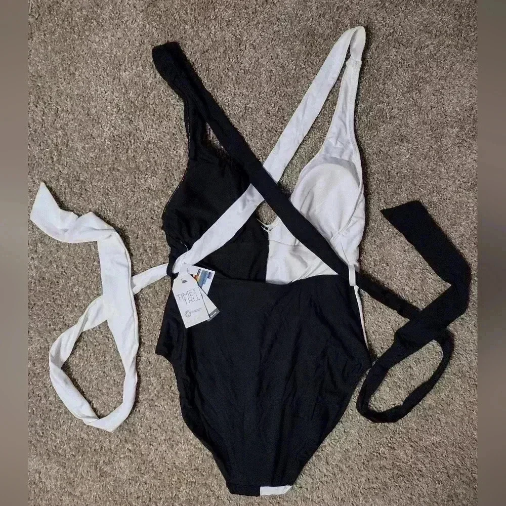 Time and Tru Black and White Colorblock one piece Swimsuit - Picture 5 of 12